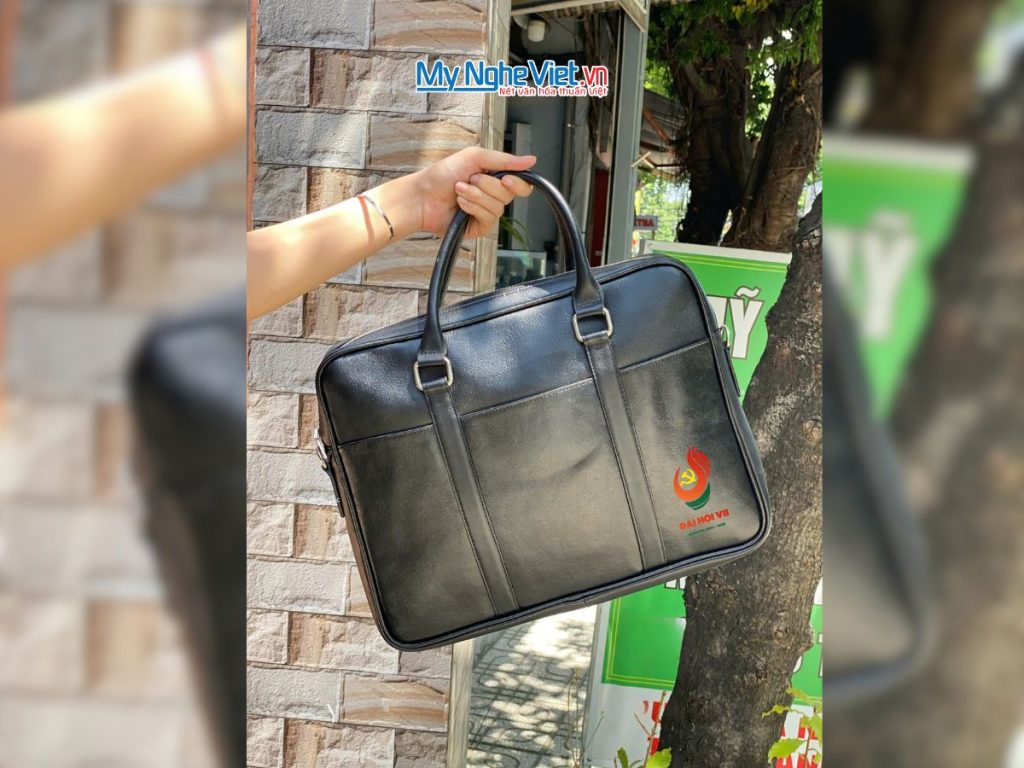 Quà tặng đại hội - Cặp da cao cấp in khắc logo theo yêu cầu